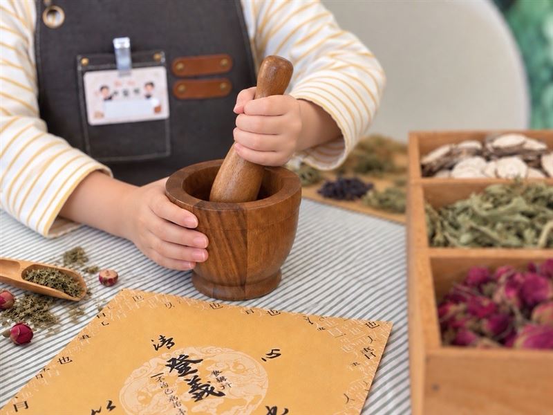 館內「玩藝體驗」也特別規劃漢方手作課程，孩子可透過聞香、觸摸與手作等五感互動，親手調配專屬「百花湯浴包」。（圖／飯店旅宿業者提供）