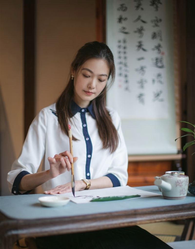 姚采穎在大學教書法。(圖/翻攝自臉書)