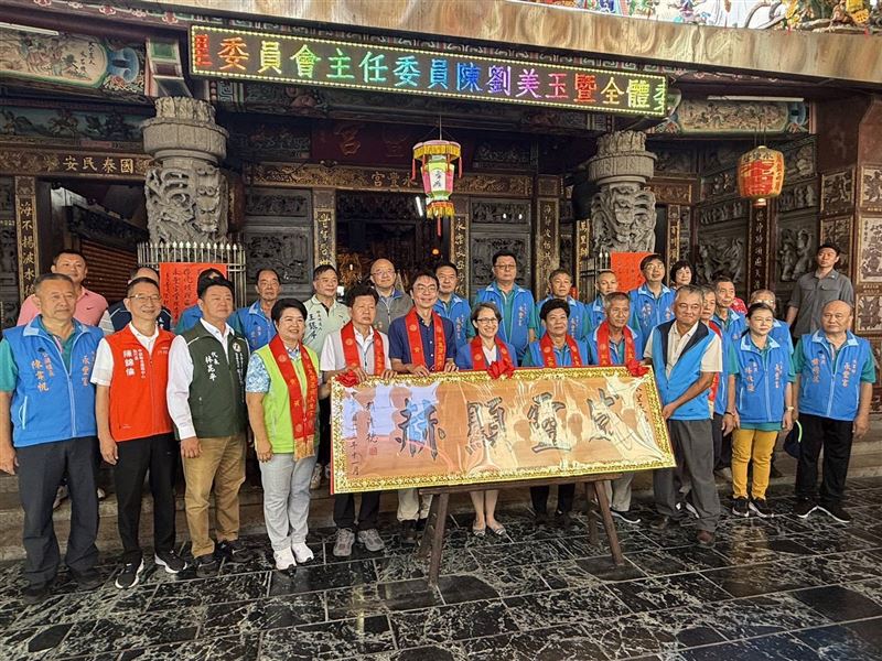 蕭美琴在温世政及廟方與地方人士陪同下參香祈福,並將「威靈顯赫」匾額贈予永豐宮。(圖/温世政辦公室提供)