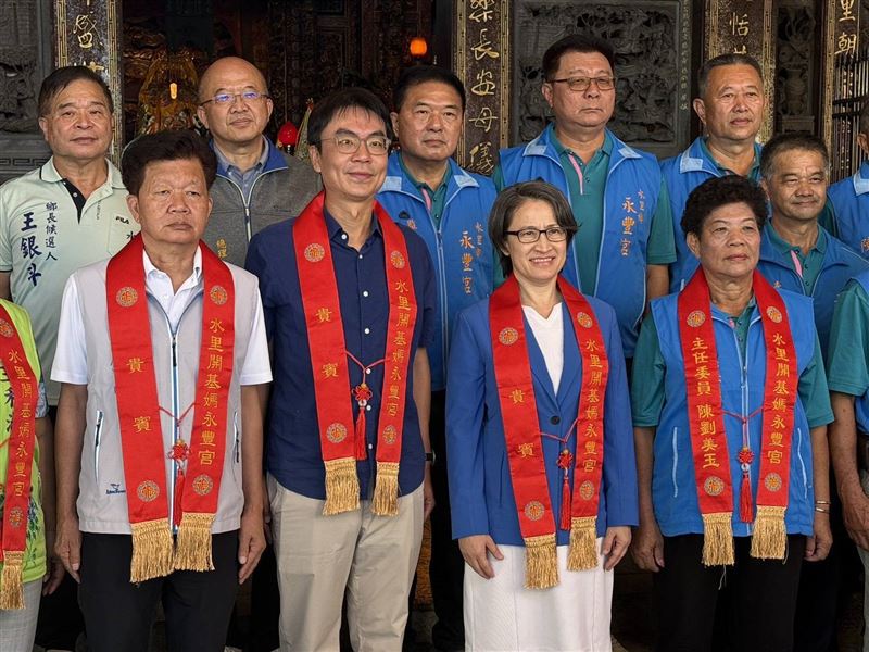 温世政陪同蕭美琴參香,也提出交通、車站及水里溪發展構想。(圖/温世政辦公室提供)