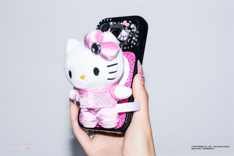 「Hello Kitty絨毛吊飾盲盒(附愛心鎖扣)」提供共四款的獨家Y2K造型,更有超稀有的棕褐色Kitty等待粉絲們來解鎖。(圖/品牌業者提供)