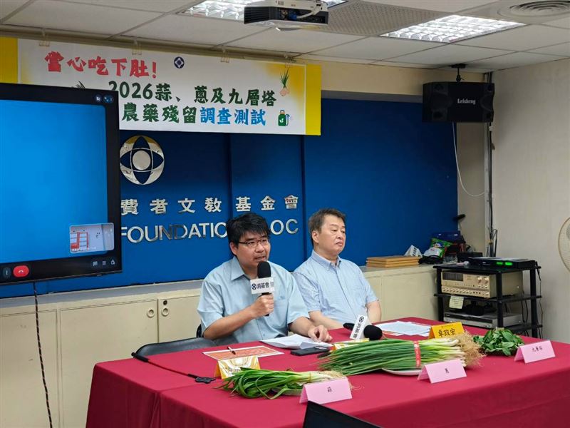 消基會抽驗30件蒜、蔥與九層塔農藥殘留,結果顯示共有10件不合格,蒜全數通過,而蔥、九層塔則分別有2件、8件不符合規定。(圖/翻攝自消基會官網)