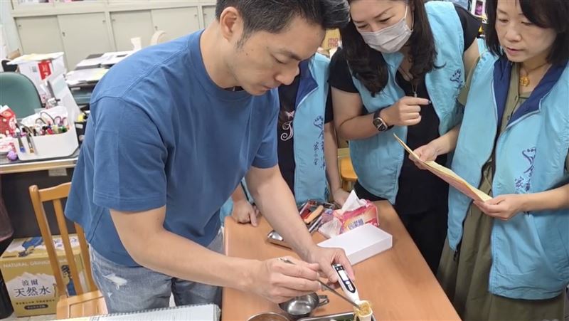 不忍了？蔣萬安衝金華國中測午餐「鹹度」
