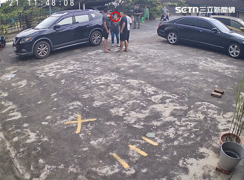 鄭小姐表示,親戚一行人在奶奶過世後大鬧三合院,甚至還一度爆發肢體衝突,姑姑(紅圈處)見狀上前將人隔開。(圖/鄭小姐提供)