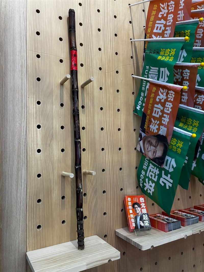 吳思瑤發文指出,沈伯洋的甘蔗在支持者提醒下已經改為直立擺放。(圖/翻攝自吳思瑤threads)