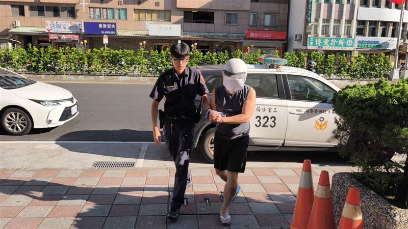 黃男被警方押解回派出所。(圖/記者莊淇鈞攝影)