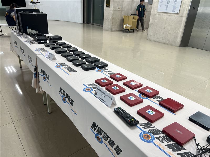 現場查扣大量機上盒以及相關電子設備。(圖/翻攝畫面)