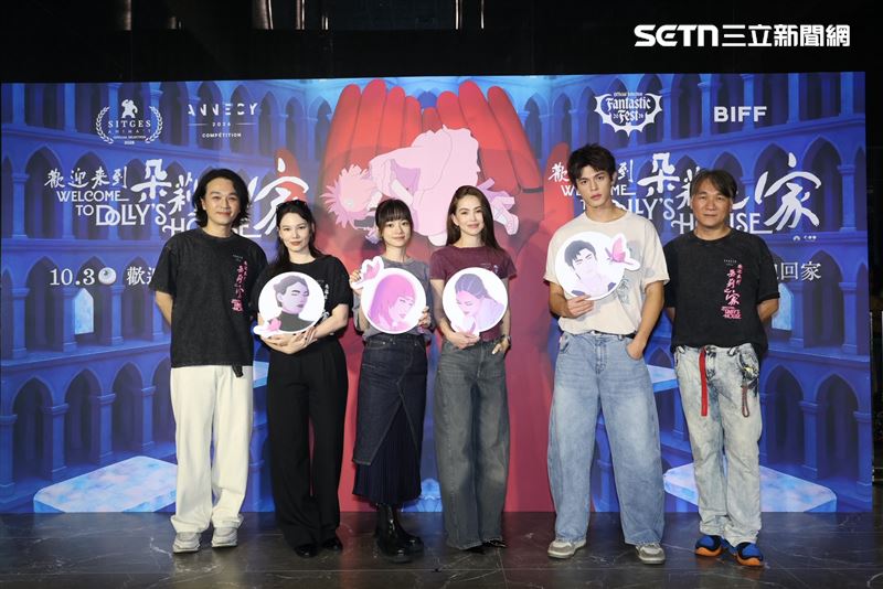 《歡迎來到朵莉之家》監製吳明憲(左起)、紀培慧、姚愛寗、特別演出昆凌、邱以太、製片人周益弘。(圖/記者鄭孟晃攝影)