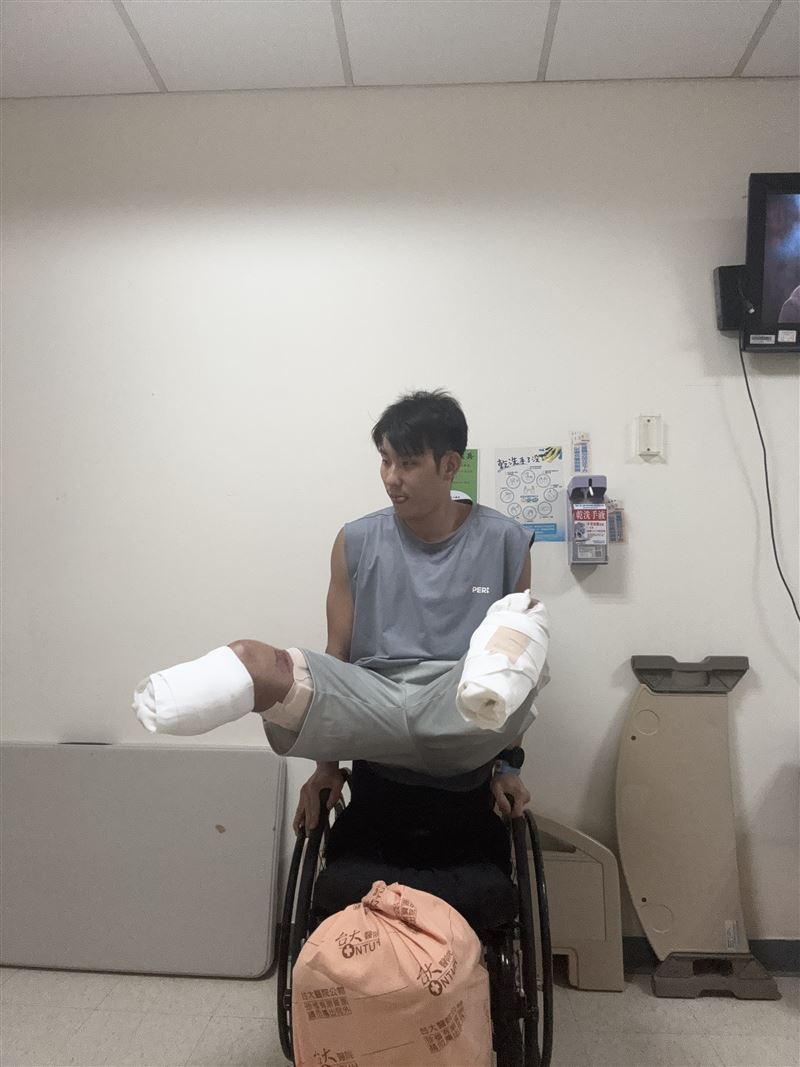 于創宇很快就接受失去雙腿的事實,在醫院就已經練就坐輪椅可以「翹孤輪」,和各種有難度的動作。(圖/受訪者提供)