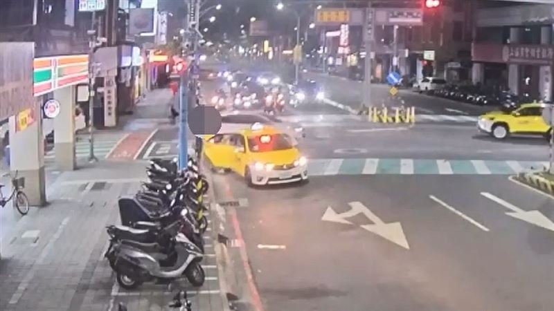 吳女帶著兒子搭計程車離去。(圖/翻攝畫面)
