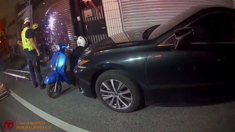 警消人員破壞鐵捲門進行搶救,盛男經送醫急救才撿回一命。(圖/翻攝畫面)