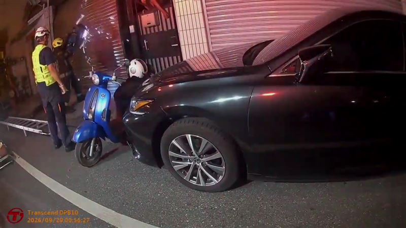 男鑽門縫回家卡住　「頭外腳內」懸空命危