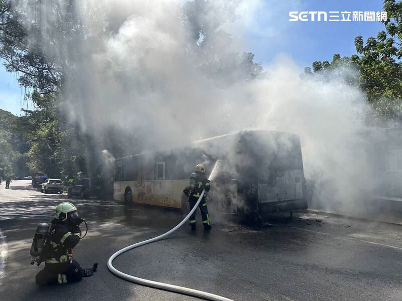台北市首都客運公車無故自燃。（圖／翻攝畫面）