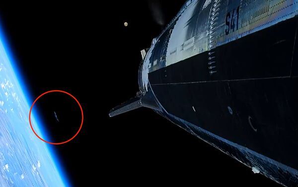 SpaceX直播中,地球邊緣附近意外出現神祕光影。(圖/翻攝自X平台)