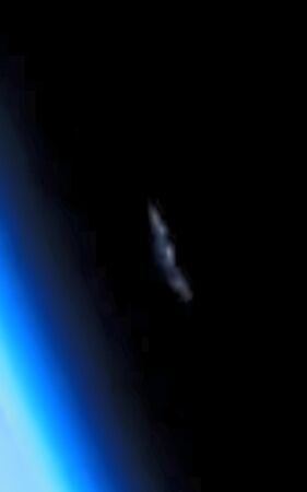 SpaceX直播中驚見巨大物體飄浮太空中,略微彎曲的藍白色光影。(圖/翻攝自X平台)