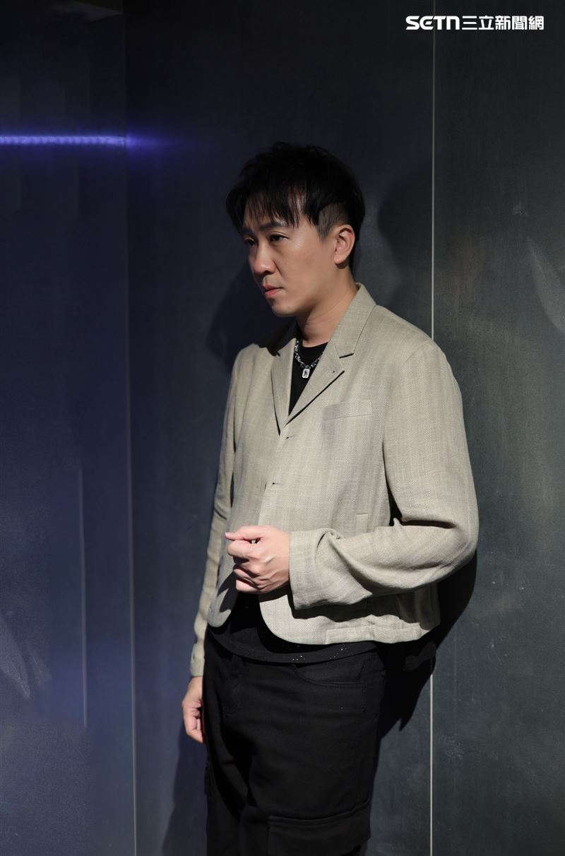沈建豪推出新專輯,接受訪問分享演藝故事和人生經歷。(圖/記者鄭孟晃攝影)