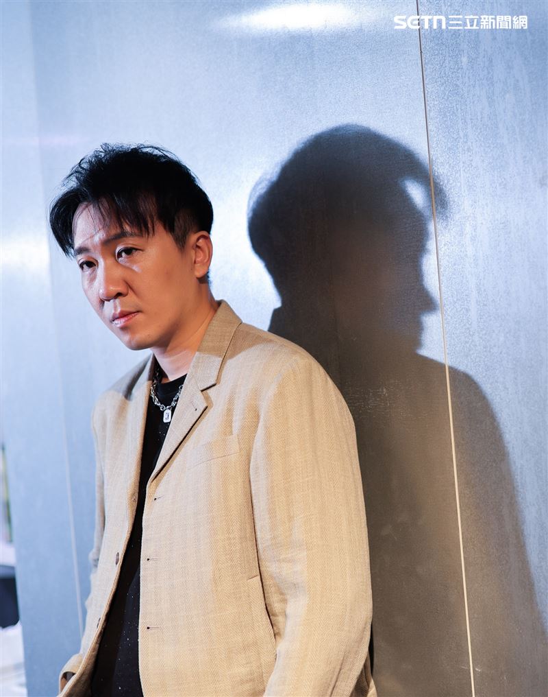 沈建豪推出新專輯，接受訪問分享演藝故事和人生經歷。（圖／記者鄭孟晃攝影）