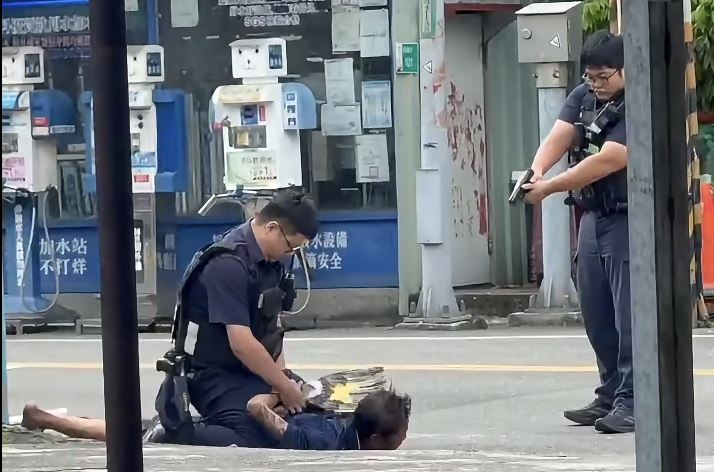 鄭男被制伏後遭管束,隨後被強制護送至嘉南療養院進行專業收治。(圖/翻攝自爆料公社)