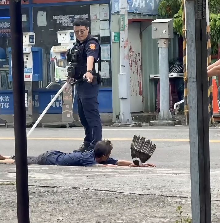 警方展現強勢警力要求男子趴下配合。(圖/翻攝自爆料公社)