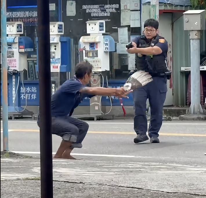員警果斷拔槍瞄準鄭男大聲喝令要求配合趴下。(圖/翻攝自爆料公社)