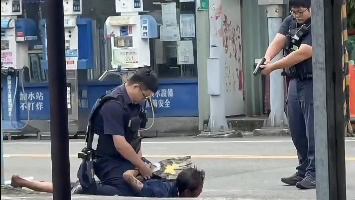 台南45歲男失控揮菜刀　勇警喝斥：開槍喔