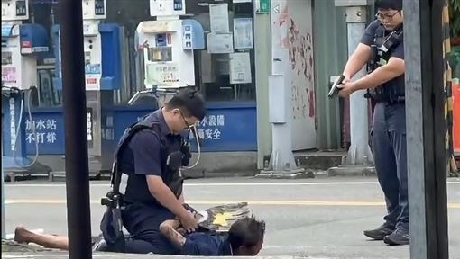 台南45歲男失控揮菜刀　勇警喝斥：開槍喔