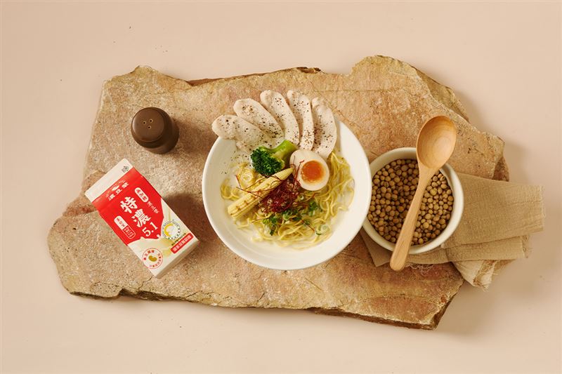 麵匡匡×光泉聯手推出期間限定「5.1濃醇豆乳拉麵」。(圖/品牌業者提供)