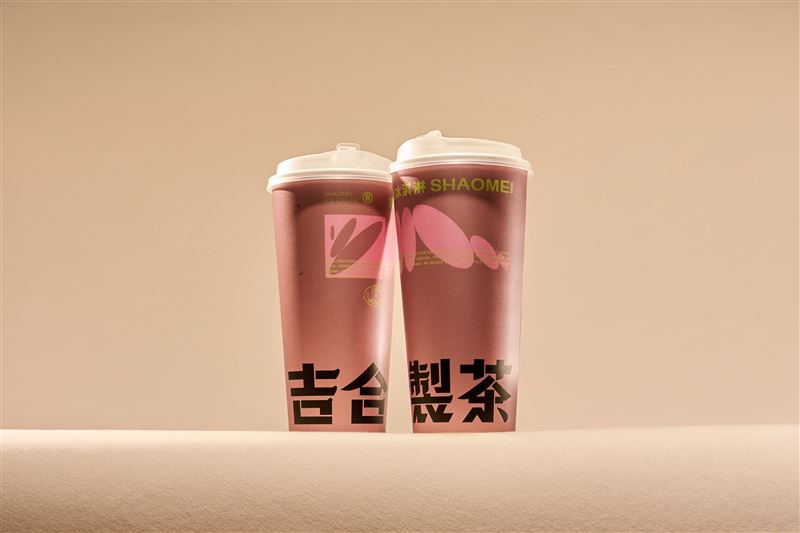 吉合製茶攜手小美冰淇淋,共同研發推出「吉合小美」系列-聯名外帶杯。(圖/品牌業者提供)