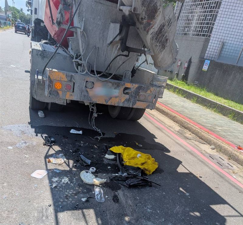 吳女閃避不及遭水泥車撞倒後被車輪輾壓致死。(圖/翻攝畫面)