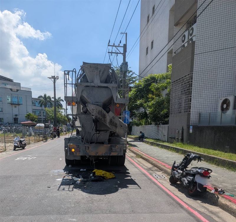 吳女連人帶車倒地遭水泥車輾過死亡。(圖/翻攝畫面)