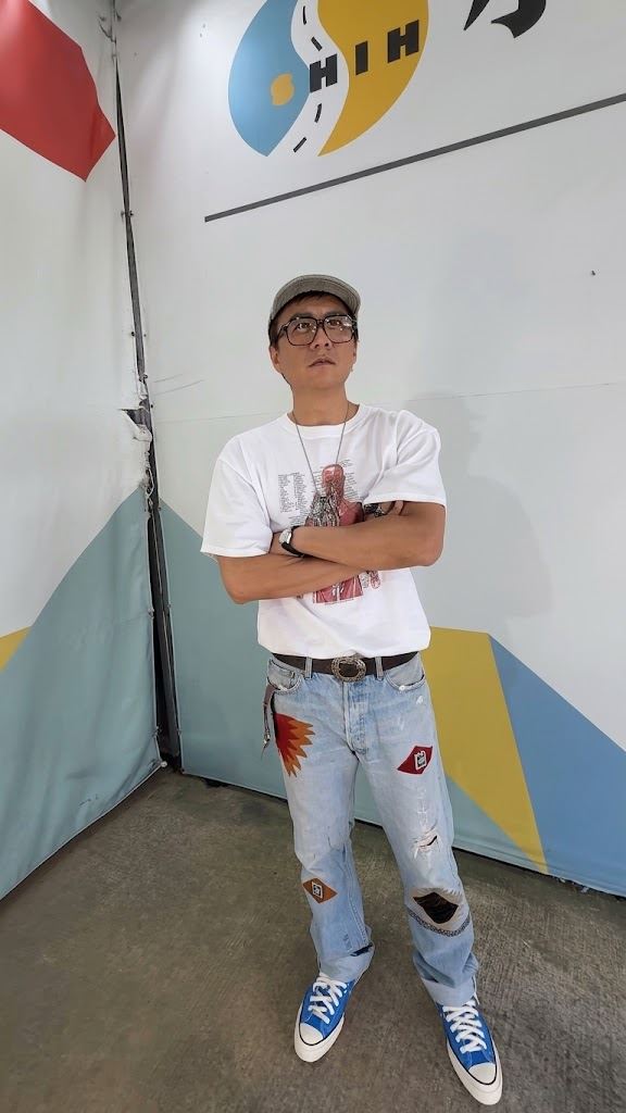 小施特地錄製影片回應,坦言徵才文寫法不夠完善,並強調公司設有明確的調薪機制,絕對無意打壓員工待遇。(圖/翻攝自小施汽車Threads)
