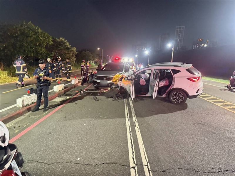 多輛汽車、機車發生追撞事故。(圖/翻攝畫面)