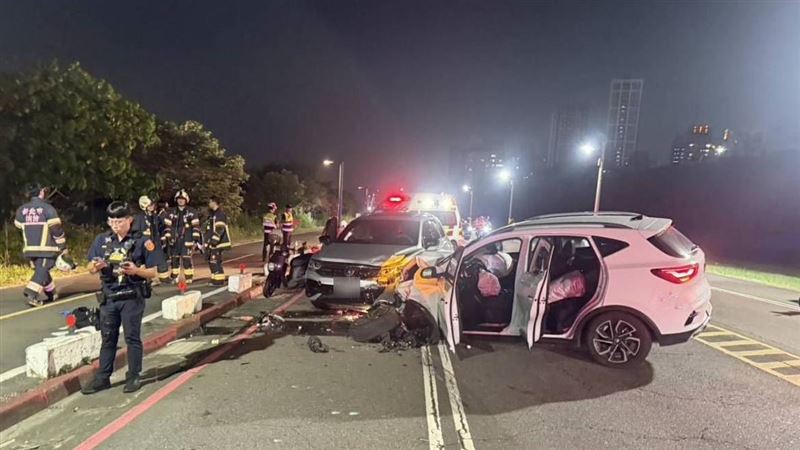 新／新北5車撞成團！20多歲騎士受困車底