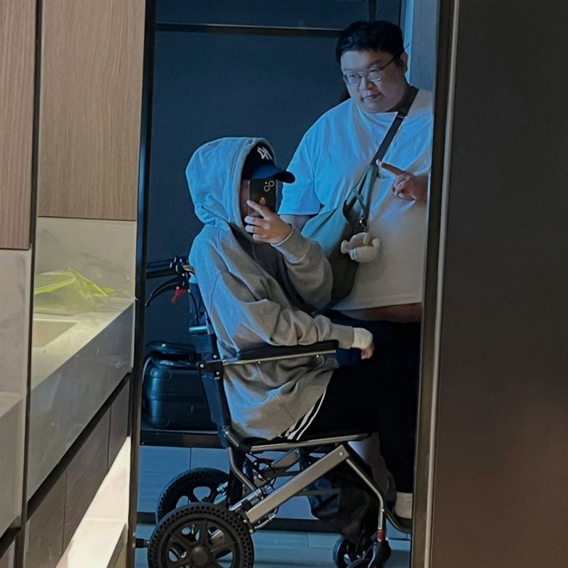 阿寶自去年被檢查出腹部藏有19.5公分的罕見巨型惡性腫瘤後，便展開了長達一年多的抗癌療程。（圖／翻攝自阿寶IG）