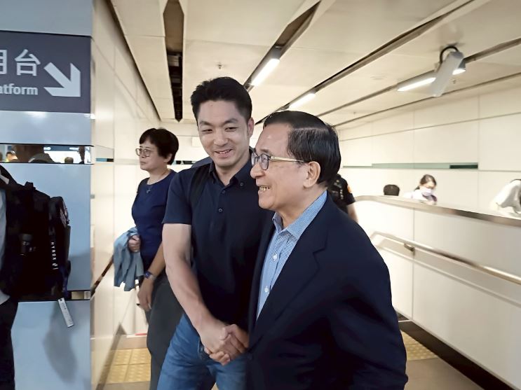 陳水扁對於近期蔣萬安的表現評論:萬安有三寶,藍莓、甘蔗、背錯稿。(圖/翻攝自陳水扁IG)