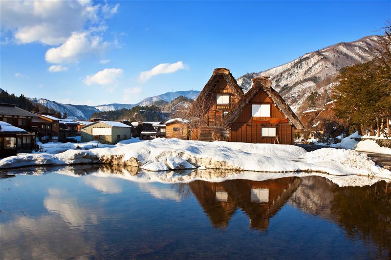 白雪皚皚的白川鄉合掌村屋舍映照水面，展現冬日小松絕美景色。（圖／旅宿業者提供）