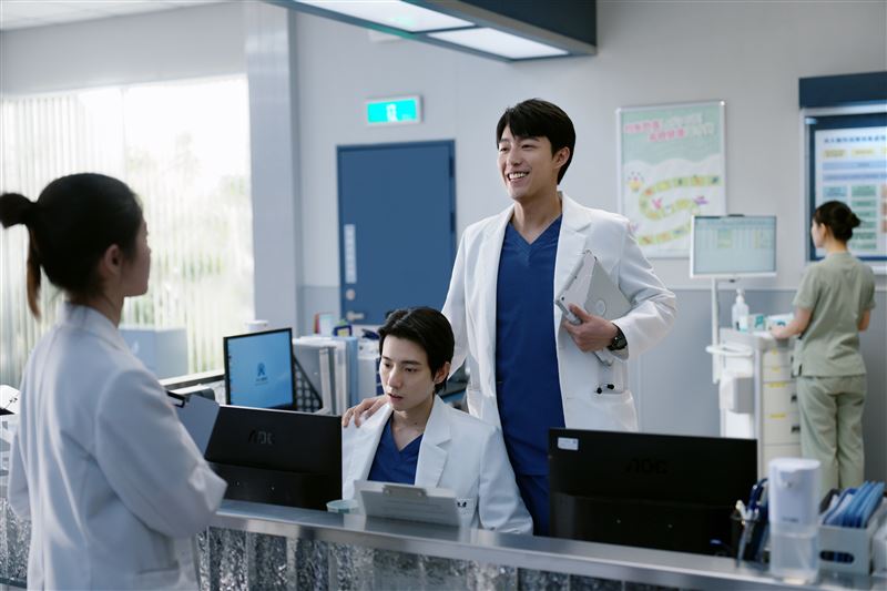 蔡凡熙、詹子萱與彭千祐一起加入急診,成為新進的R1。(圖/Netflix提供)