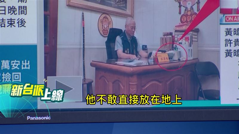 蔣萬安團隊丟棄的甘蔗是神明加持過的禮物,宮廟董事長撿回後也用椅子妥善放好。(圖/新台派上線)