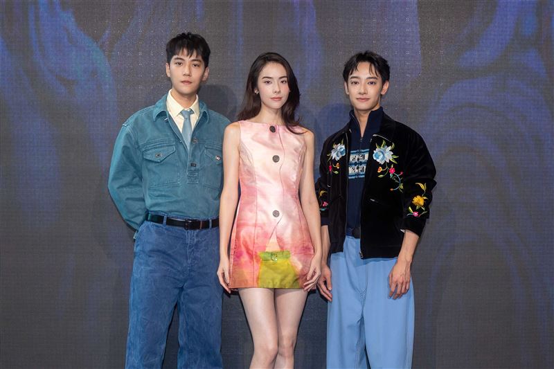 林子閎、林奕嵐和劉修甫出席《郵票與舒芙蕾》首映會。(圖/時創影業提供)