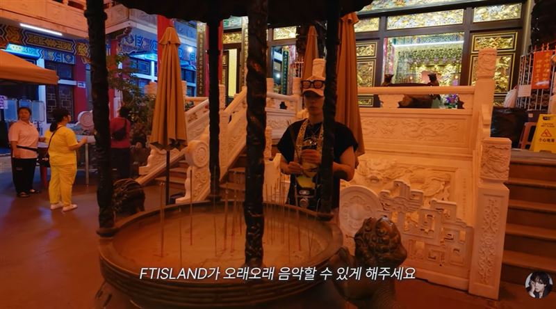 李洪基虔誠許願,希望「FTISLAND能夠長長久久地做音樂」。(圖/翻攝自YouTube-홍기종기 (이홍기))