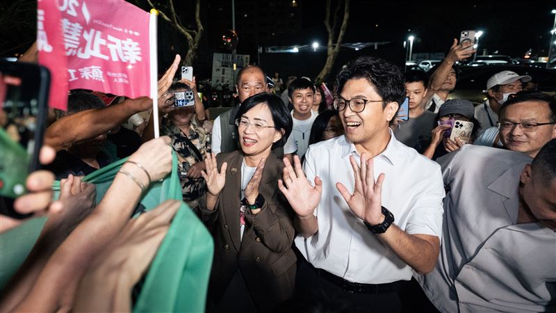 民進黨台北市長參選人沈伯洋與新北市長參選人蘇巧慧29日晚間到林口參加直播節目。(圖/蘇巧慧競辦提供)
