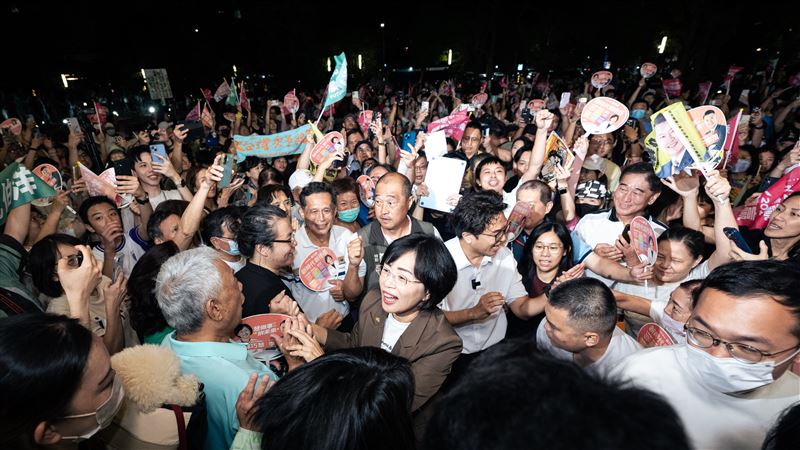 蘇巧慧、沈伯洋接受《民視》網路節目專訪,熱情支持者擠爆現場(圖/蘇巧慧競辦提供)
