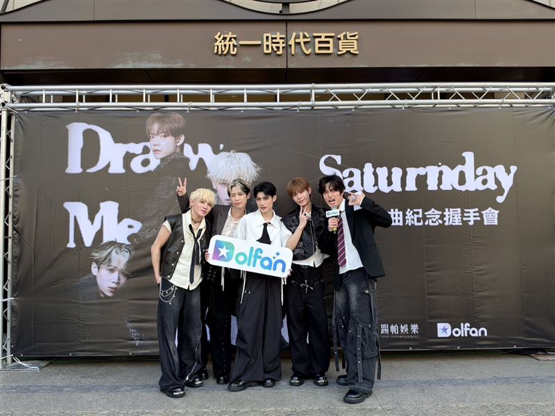 Saturnday舉辦〈Draw me back〉數位單曲紀念握手會,邀請彫秦(右1)擔任主持人。(圖/So-net提供)