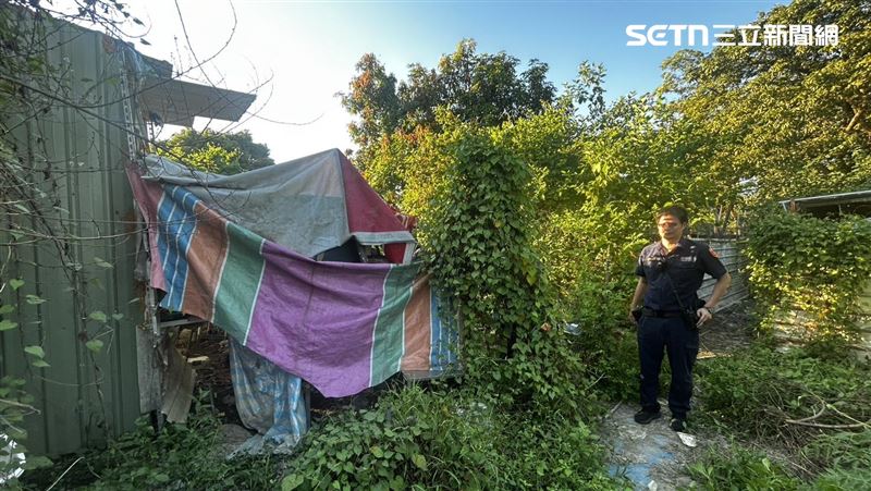用帆布搭建的簡易屋簷。（圖／翻攝畫面）