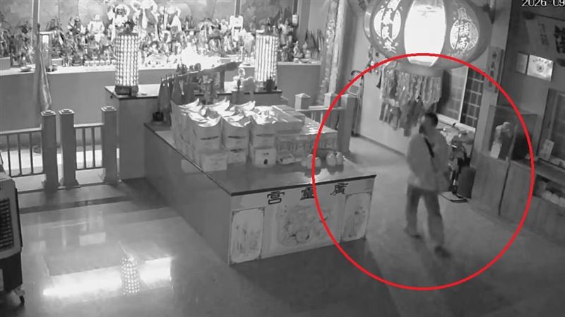 苗栗廣靈宮遭竊！眼鏡男囂張搜刮金飾曝光