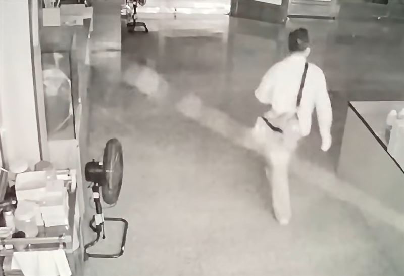 苗栗縣苑裡鎮「廣靈宮」遭竊,一名戴著眼鏡、口罩的男子,深夜潛入宮廟內,搜刮1樓神像上懸掛的金牌、金鍊、金飾,還偷走約10多萬現金,被監視器拍下清楚身影。(圖/翻攝廣靈宮臉書)