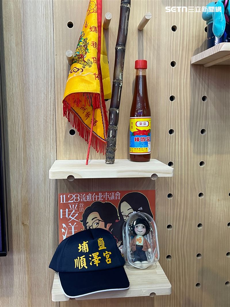 沈伯洋競選總部內也放上中庄仔福德宮贈送的甘蔗,與他在台中配雞蛋糕吃的「東泉辣椒醬」。(圖/記者楊士誼攝影)