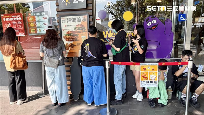 《三立新聞網》直擊麥當勞光復餐廳,接近週邊開賣時間,排隊人潮越來越多。(圖/記者賴俊佑攝影)