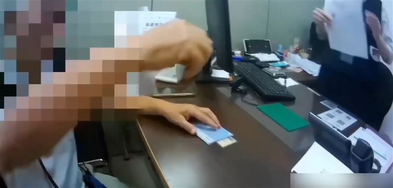 台北市一名79歲李姓老翁日前誤信友人推薦的AI高科技投資,準備匯款50萬元。(圖/翻攝畫面)