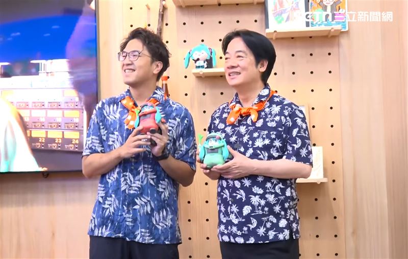 賴清德出席沈伯洋競選總部開箱,兩人拿初音未來玩偶合照。(圖/翻攝畫面)